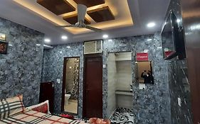 Aggarwal Luxury Room With Private Kitchen Washroom And Balcony Along With Fridge, Ac, Android Tv, Wifi In Main Lajpat Nagar
