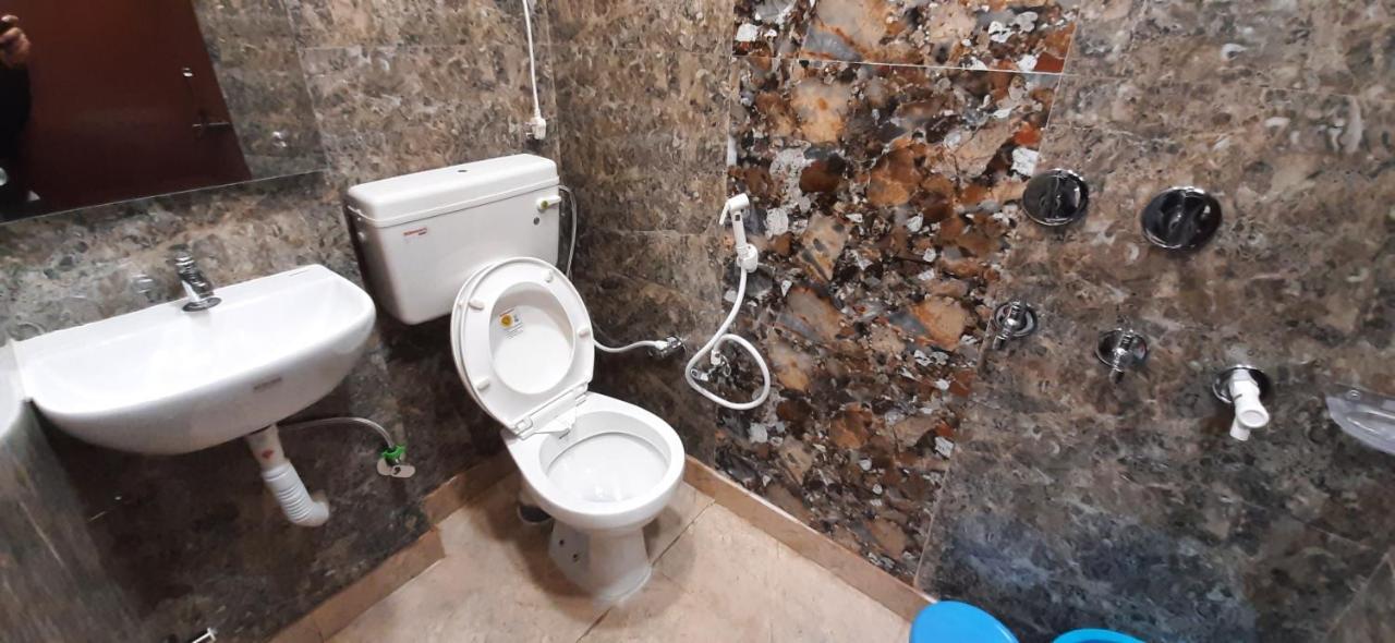 Aggarwal Luxury Room: Private Kitchen & Balcony in Lajpat Nagar New Delhi Exterior photo